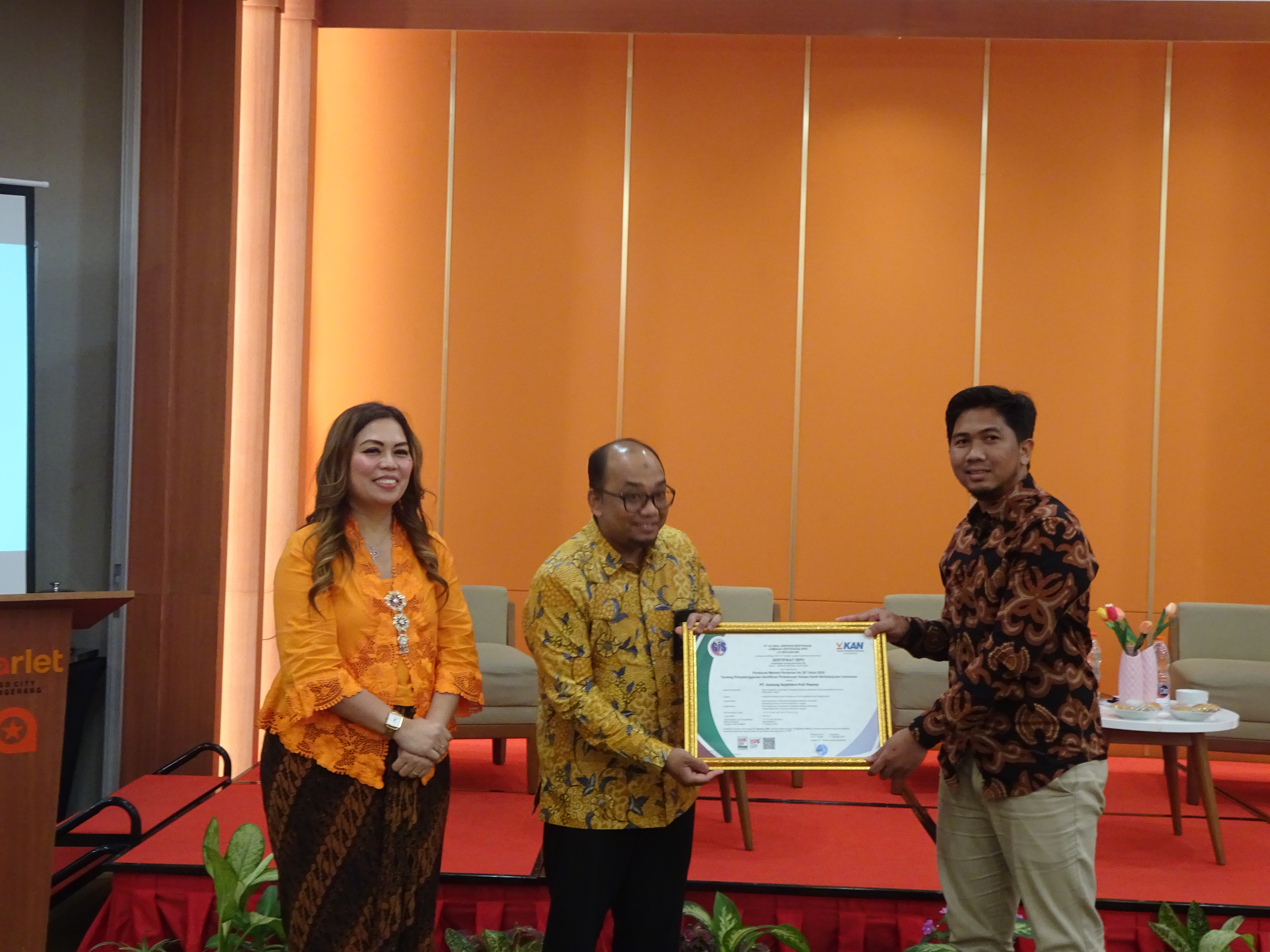 Direktur PT. Global Inspeksi Sertifikasi Serahkan Sertifikasi ISPO ke Sejumlah Petani dan Perusahaan Sawit